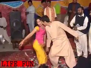 Lak 28 Kuri Da HOT Shadi Mujra -DAILYMOTION