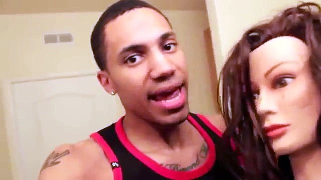 Elle pète les Plombs après avoir Surpris son Mec au lit avec une Autre Fille