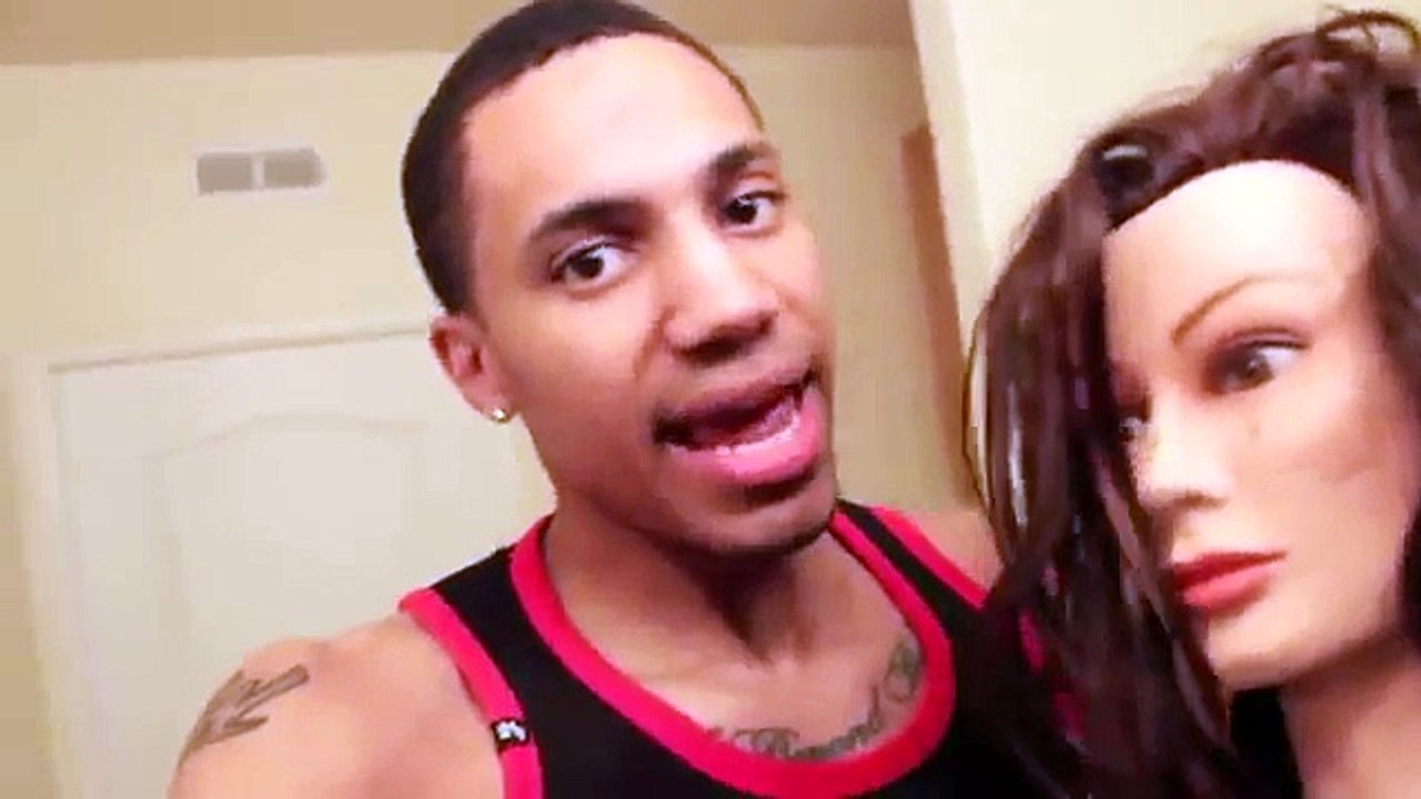 Elle pète les Plombs après avoir Surpris son Mec au lit avec une Autre Fille