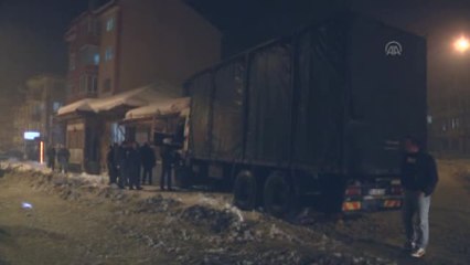 Şoför Kalp Krizi Geçirdi, Kamyon İş Makinesine Çarptı