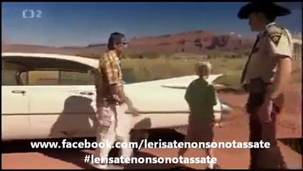 Lo sceriffo ferma un uomo in macchina per effettuare un controllo.