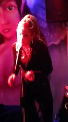 Adeline chante piaf