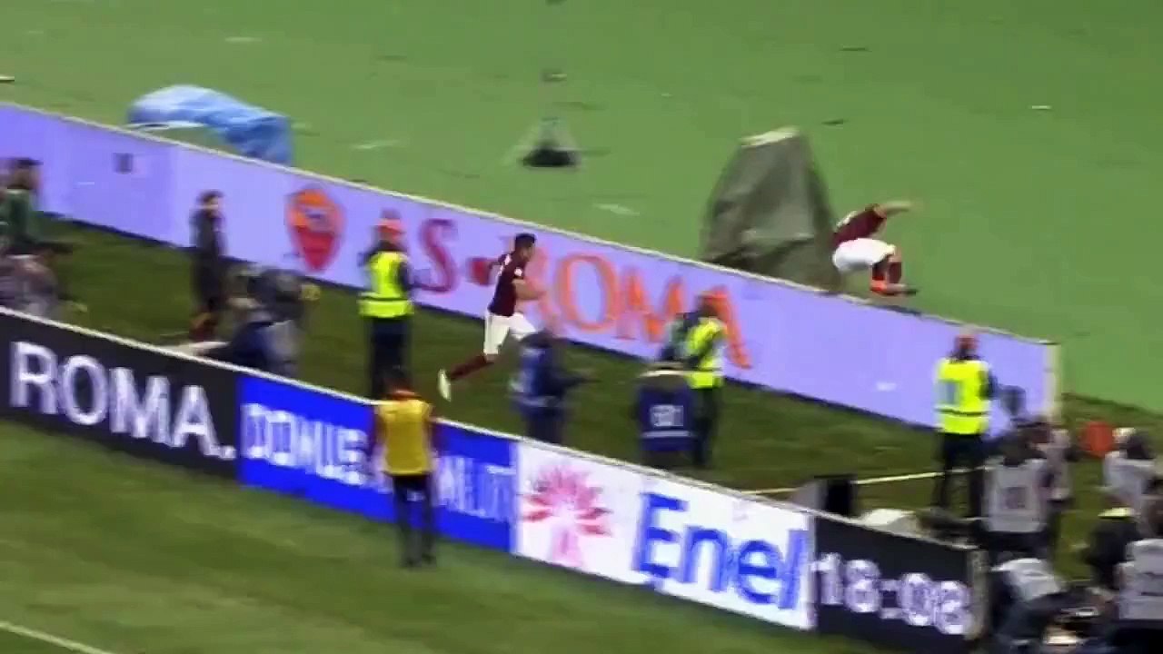 Francesco Totti prend un selfie pour fêter son but