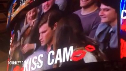 Son copain l'ignore pendant une kiss cam, elle se venge