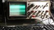 Un informaticien joue à Quake sur un oscilloscope