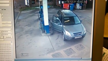 Dunya News - Woman drives round in circles in petrol pump failion