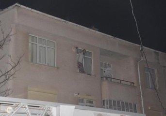 Genç Kız Annesini Bıçaklayıp Üç Kız Kardeşi ile Birlikte Rehin Aldı