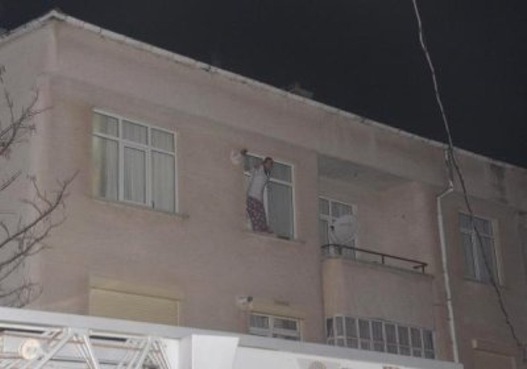 Genç Kız Annesini Bıçaklayıp Üç Kız Kardeşi ile Birlikte Rehin Aldı