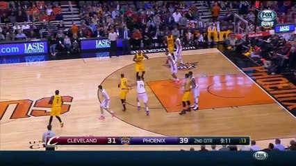 quand LeBron James pousse David Blatt pour aller discuter avec l'arbitre