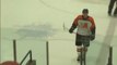 Un joueur de Hockey sur glace s'éclate avec son propre bâton de Hockey!
