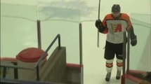 Hockey player FAIL : Mitchell Skiba clotheslines himself with own stick