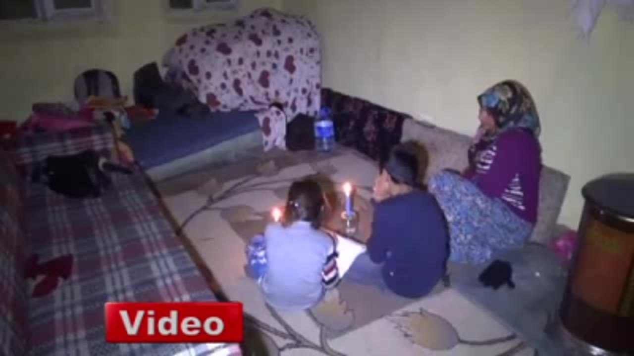 Mum Işığında Ders Çalışıp Ödev Yapıyorlar