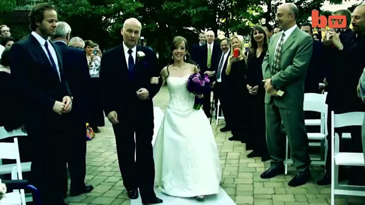 Des gens lui disent que son mari de 2 pieds et 8 pouces ne doit pas la satisfaire au lit, voici sa réponse!