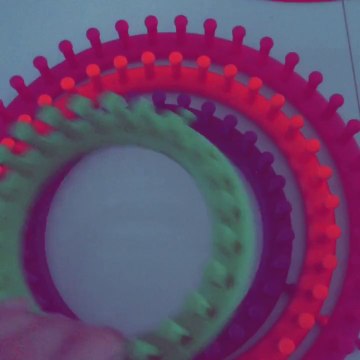 Présentation :métier à tricoter :)pour bonnet écharpe, sans aiguilles à tricoter !Tutoriel à venir -