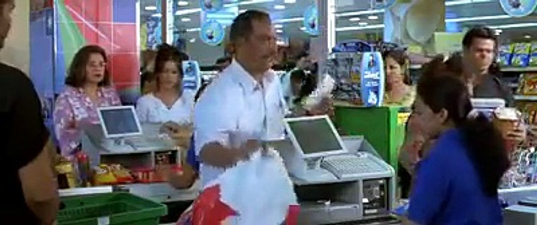 Nana Patekar refusing to take toffee from retail shop