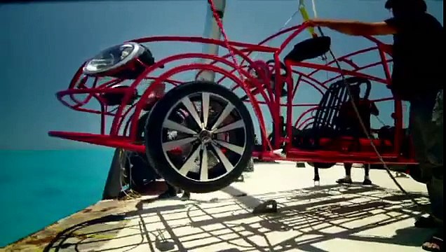 Volkswagen - voiture Volkswagen Beetle, Beetle Shark Cage Underwater Test Drive, pour la Shark Week de Discovery Channel - août 2012