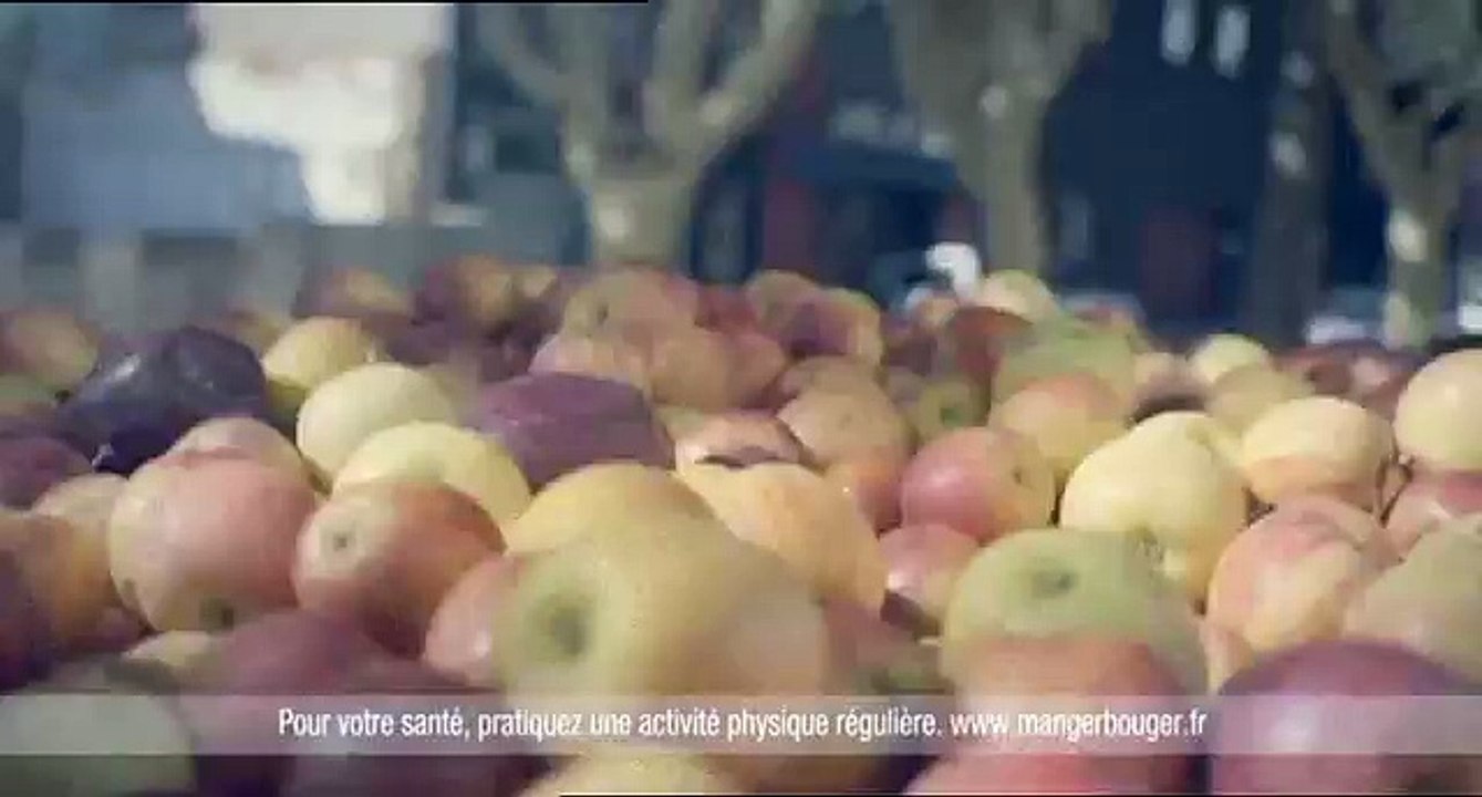 Young & Rubicam Paris pour Volvic (Danone) - eau fruitée Volvic au Jus, "Collision" - avril 2014 - un boum de plaisir