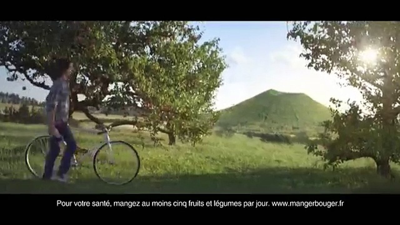 Volvic (Danone) - eau minérale aux fruits Volvic au Jus, "Bursting Fruits" - mars 2013