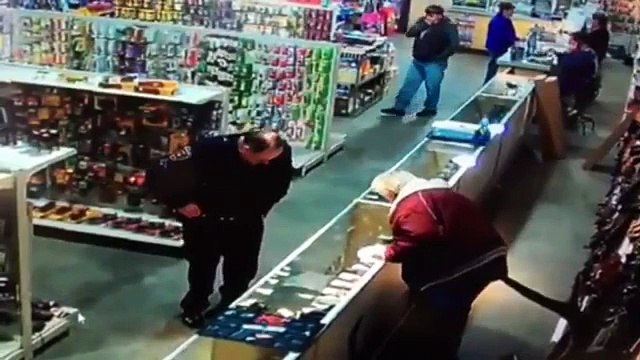 Un policier se tire une balle dans la main !!!