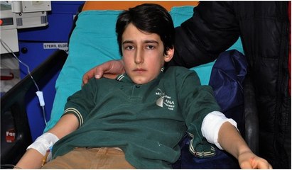 Koluna saplanan kapı koluyla hastaneye götürüldü