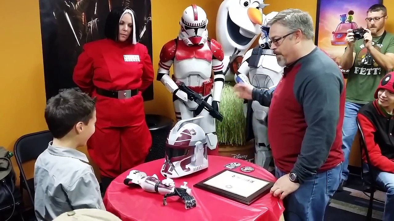Un enfant reçoit une prothèse de bras Star Wars