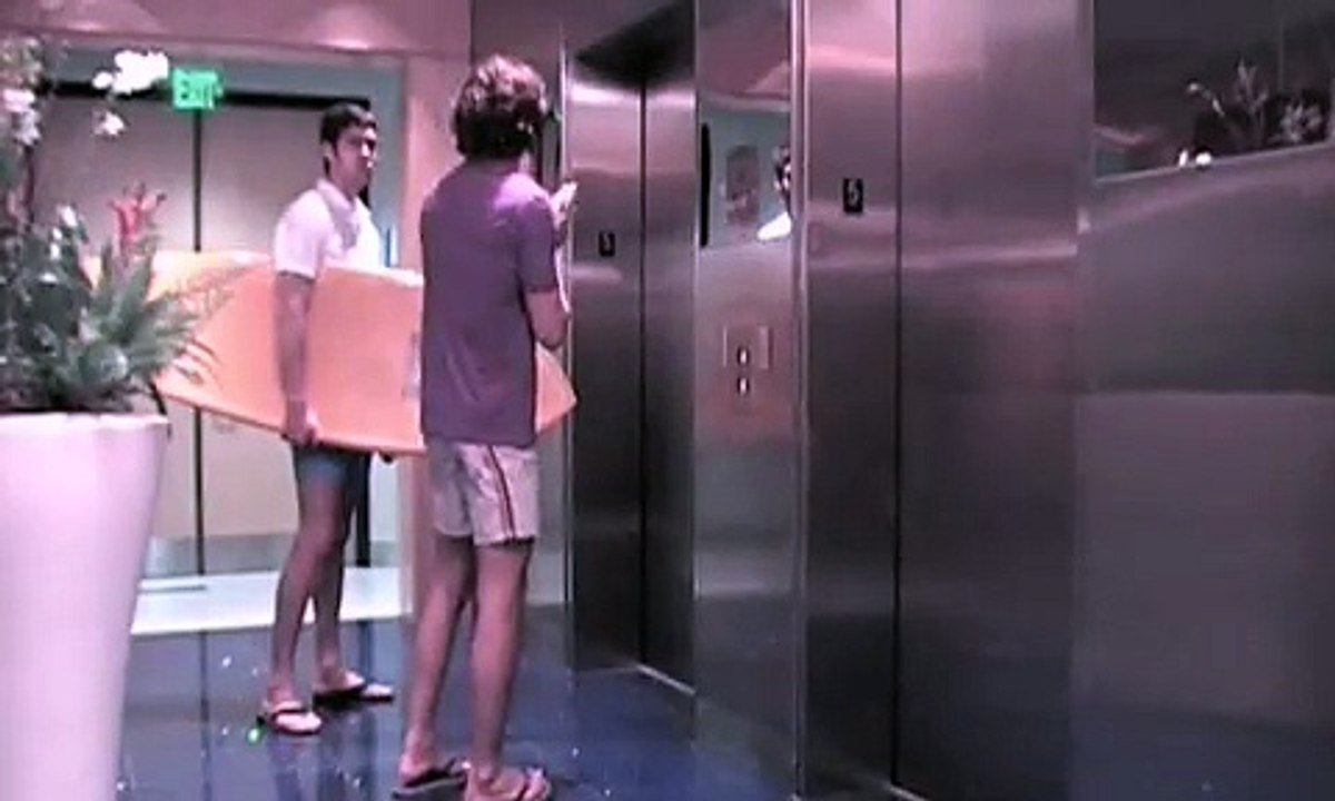 Sundek - vêtements de plage et de surf - juin 2009 - "Caution ! Junk food can delay surfing up to 2 hours.", L'ascenseur