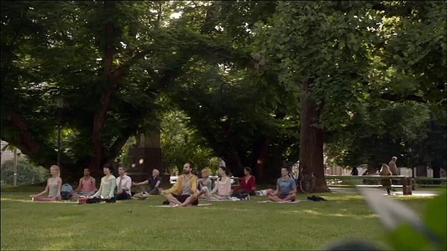 TBWA Paris pour McDonald's - restauration rapide, «No logo» - juillet 2013 - yoga