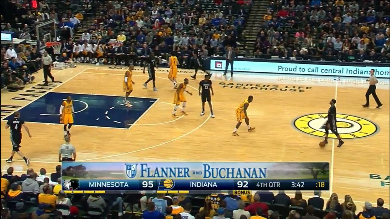 Andrew Wiggins marque en se cachant le visage 