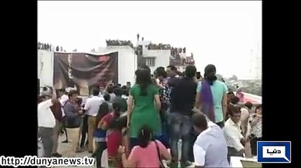 Dunya News - India: Amitabh Bachan flies kite in Ahmedabad