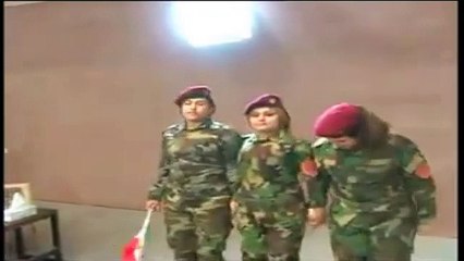 .  نساء البيشمركة يرقصن الدبكة بالزي العسكري