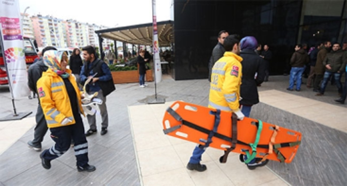 Isparta'da Alışveriş Merkezinin Tavanı Çöktü