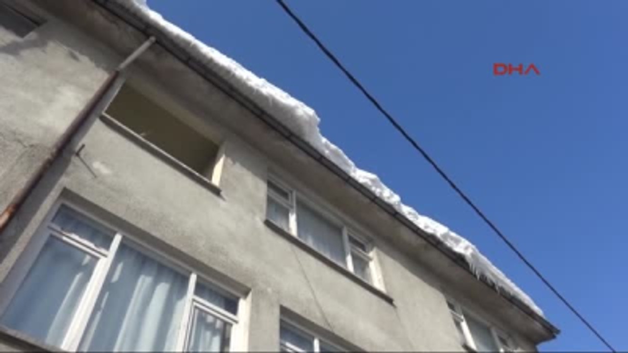 Bolu Çatıdan Düşen Karlar Sundurmayı Yıktı, İki Kişi Altında Kalmaktan Kurtuldu
