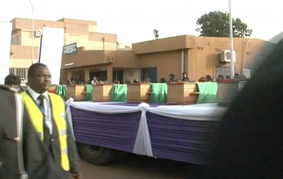 Six mois après le drame, des cercueils de victimes du crash d'Air Algérie rapatriés au Burkina Faso