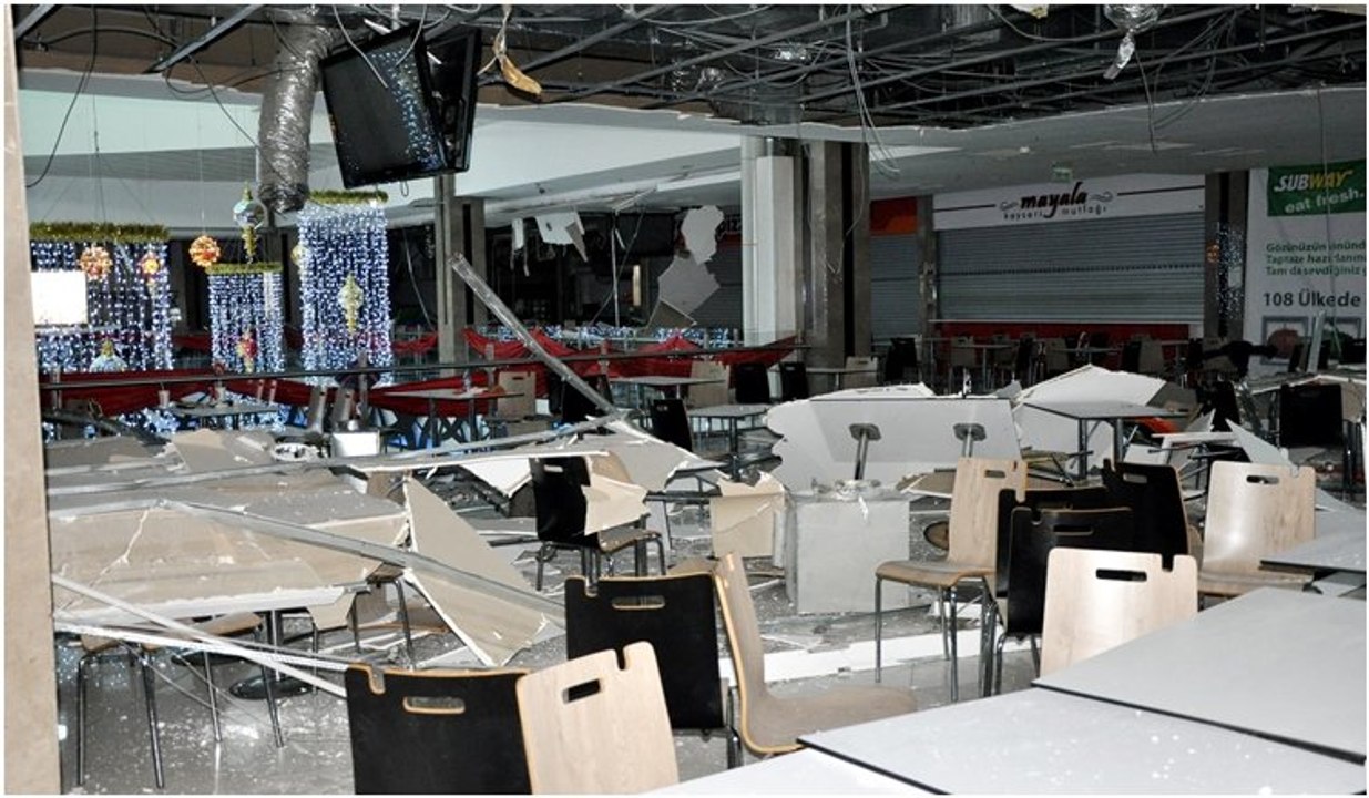 Alışveriş merkezinin tavanı çöktü!