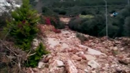 Antalya'da Araçlar Toprağa Gömüldü