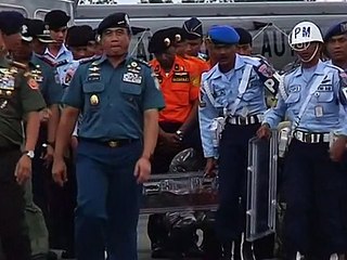 ВМС Индонезии показали видео, как достают самописец