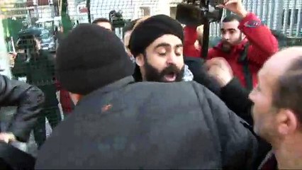 Cumhuriyet Gazetesi önünde 3 gözaltı