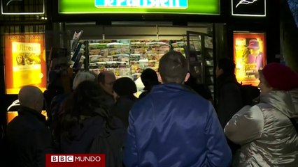 Así son las  colas en Francia para comprar ejemplar de Charlie Hebdo
