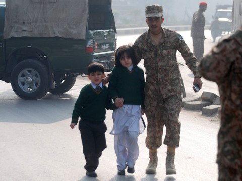 Barah Dushman Bana Phirta Hai Jo Bachon Say Larta Hai - Tribute to Army Public school Pishawar