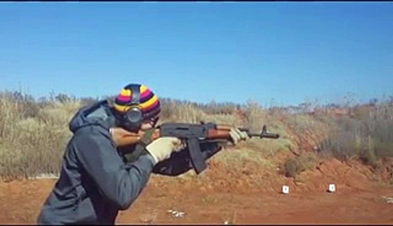 Un gars se fait exploser un AK-47 dans les mains en tirant!