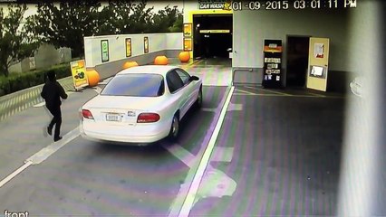 Une voiture folle défonce une station de lavage
