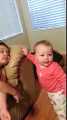 Cette petite veut réveiller son frère, sa réaction est magnifique