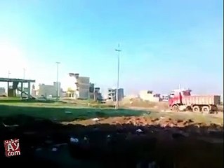 Des ouvriers dansent sur une planche qui finit par craquer