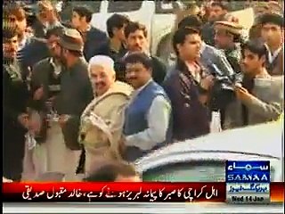 Pervez Khattak Bacho Ke Waldein Ke Paon Pakad Kar Maffi Mangein-- Pervaiz Rashid