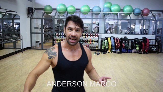 Professor ensina a dançar o Parara Timbum