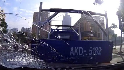 Un vieil homme de 85 ans décide de prendre sa voiture...