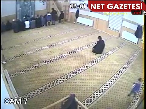 Namaz kılan dedenin taburesini çalmak