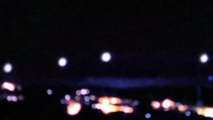 UFO Liberando Glowing Orbs em uma formação