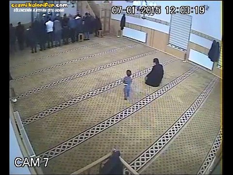 Namaz Kılan Adamın Taburesini Araklayan Velet