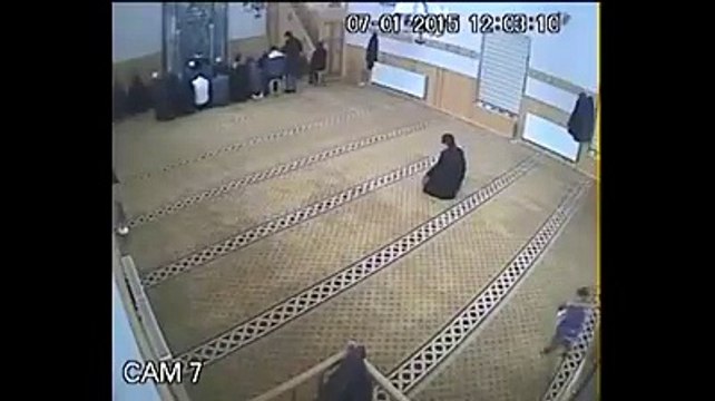 Namaz kılan amcanın taburesini yürüten ufaklık